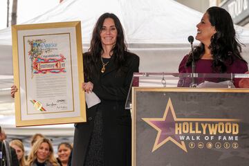 La actriz y cineasta Courteney Cox, a la izquierda, es homenajeada por la presidenta de la Cámara de Comercio de Hollywood, Lupita Sánchez Cornejo, con una estrella en el Paseo de la Fama de Hollywood.


