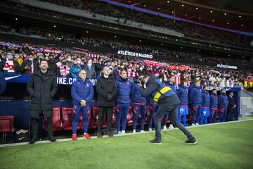 Minuto de silencio por el fallecimiento de Carlos Simeone, padre del técnico del Atletico de Madrid. En la imagen, Diego Pablo Simeone junto con el cuerpo técnico y los jugadores.