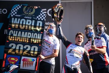 El cataln tambin es uno de los pilotos que opt por seguir en Moto3 hasta llegar a ser campen. En su caso lo logr en 2020, en su quinta temporada completa tras debutar en una carrera en 2014. Desde entonces corre en Moto2 con el mismo objetivo.