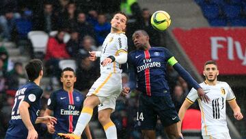 PSG&#039;s Blaise Matuidi (r) challenges Lille&#039;s Eric Bautheac. 