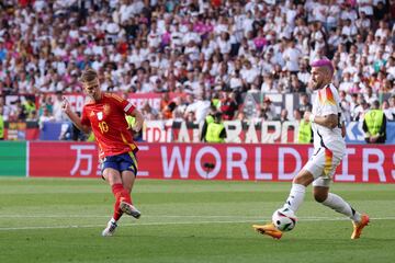 1-0. Lamine Yamal recibe en el lateral derecho del área, filtra un pase para Dani Olmo, que llega desde atrás, remata raso y ajustado al poste para superar la estirada de Emnauel Neuer.