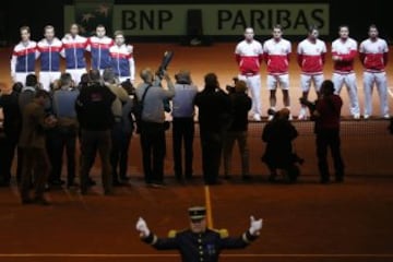 Ceremonia oficial de presentación antes del dobles entre Francia y Suiza por la final de Copa Davis.