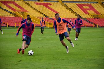 Mateus Uribe y Santiago Arias en disputa por un balón en la práctica del día. 