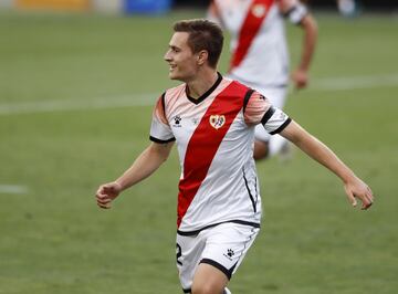 Tras pasar por el Real Valladolid CF en la temporada 19/20 vistió la camiseta del Rayo. 