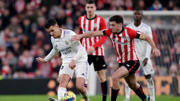 BILBAO, SPAIN - JANUARY 22: Dani Ceballos of Real Madrid, Oier Zarraga of Athletic Bilbao  during the La Liga Santander  match between Athletic de Bilbao v Real Madrid at the Estadio San Mames on January 22, 2023 in Bilbao Spain (Photo by David S. Bustamante/Soccrates/Getty Images)