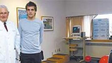 <b>JUNTO AL TAPIZ DE REHABILITACIÓN. </b>Woodgate y el doctor Bergfeld posan al lado del tapiz sobre el que tendrá que hacer ejercicios de deslizamiento y movimientos laterales.