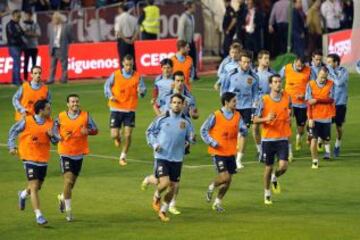 Los jugadores de la selección española de fútbol durante el entrenamiento realizado esta tarde en el estadio Carlos Belmonte de Albacete, para preparar el partido clasificatorio para el Mundial de Brasil 2014 que disputarán mañana ante la selección de Georgia en el mismo escenario.