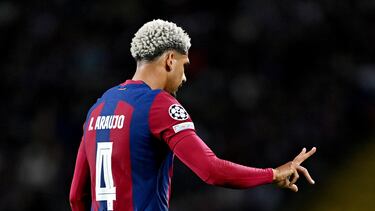 El defensa central uruguayo camino de los vestuarios tras recibir la cartulina roja.