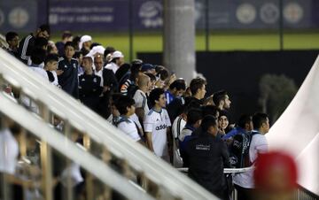 Un grupo de aficionados viendo el entrenamiento. 