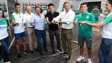 El presidente del Racing anuncia que llegarán cinco fichajes más