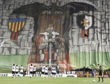 Impresionante tifo al principio del partido.