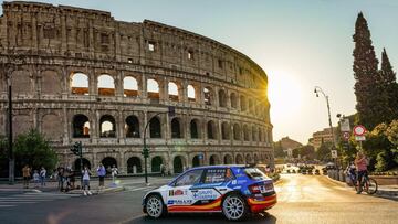 El Skoda Fabia Rally2 Evo de Efr&eacute;n Llarena, en los aleda&ntilde;os del Coliseo.