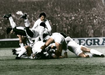 Celebración de los jugadores del Real Madrid tras un gol frete al Oporto en la temporada de 1979. 

