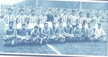 El primer partido entre los regios se dio el 13 de marzo de 1960, los Jabatos de Nuevo León cambiaban su mote a los Tigres. En la penúltima fecha del campeonato de Segunda División, los Rayados derrotaron a quien a la postre seria su máximo rival, por marcador de 2-0.