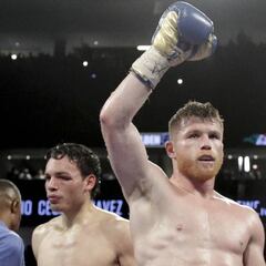 Canelo dominó y se dio el lujo de perdonar el KO a Chávez Jr.
