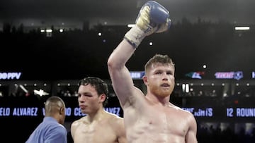 Canelo dominó y se dio el lujo de perdonar el KO a Chávez Jr.