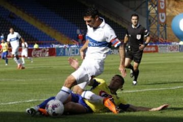 Diego Díaz marca a Mark González en el mediocampo.