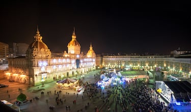 El mercadillo navideño de la ciudad gallega se encuentra en la bonita plaza de María Pita. Las luces y las cuidadas casetas hacen del recorrido un cuento para todos. Este año además de los puestos que venden artículos navideños puedes encontrar productos de artesanía, decoración y dulces navideños. Además, hay una zona de hostelería donde hacer una parada a tomar algo. Abierto del 28 de noviembre hasta el 2 de enero de 2026. Horarios: de lunes a jueves entre las 17:00 y las 20:00 | Viernes, sábados y las vísperas de festivos entre las 11:00 y las 15:00 y de 17:00 a 23:00 | los domingos y festivos de 11:00 a 15:00 y de 17:00 a 22:00.