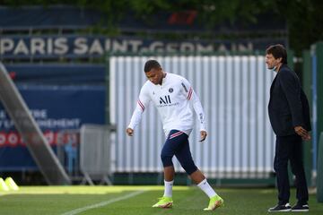 Paris Saint-Germain's Brazilian sporting director Leonardo (R) speaks with Paris Saint-Germain's French forward Kylian Mbappe prior to a training session atConversación entre Leonardo, dirigente deportivo del París Saint-Germain y Kylian Mbappé antes del entrenamiento del club francés. the Camp des Loges Paris Saint-Germain football club's training ground in Saint-Germain-en-Laye on August 28, 2021. (Photo by FRANCK FIFE / AFP)