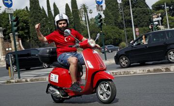 Esta noche arranca la Eurocopa con el partido inaugural entre Turquía e Italia en Roma. En las calles ya se nota el ambiente.