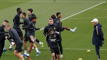 Carlo Ancelotti, durante un entrenamiento con los jugadores del Real Madrid la semana pasada.