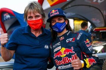 El Rally Dakar del 2001 fue histórico para la mujer y principalmente para la alemana Jutta Kleinschmidt, quien se convirtió de esa manera en la primera mujer en ganar dicha carrera al impo