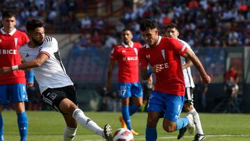 El jugador de Colo Colo, Jeyson Rojas, disputa el balón con Ignacio Saavedra de Universidad Católica.