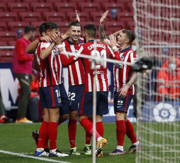 Los jugadores del Atlético de Madrid celebrando el segundo gol de Luis Suárez