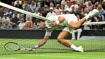 El toque de queda de Wimbledon aplaza el triunfo de Djokovic