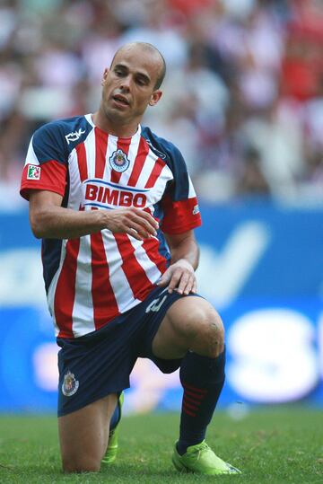 Carlitos Ochoa, mundialista por México en 2002, llegó a Chivas para el Clausura 2009 tras un buen desempeño con Rayados de Monterrey. Con Chivas, el delantero jugó 16 partidos y anotó seis goles.