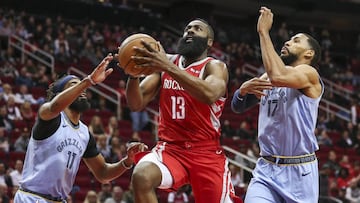 James Harden trata de anotar ante la defensa de Mike Conley y Garrett Temple.