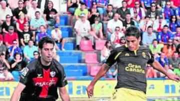 <b>INCISIVO. </b>Francis Suárez intenta salir airoso del acoso de Guaita, guardameta del Recreativo. El 7 amarillo tuvo opciones de marcar.