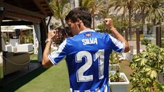 Silva posa como nuevo jugador de la Real Sociedad.