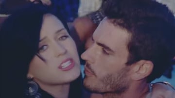 La cantante Katy Perry y el modelo Josh Kloss en el videoclip de &#039;Teenage Dream&#039;.