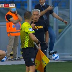 Habemus primera 'Mourinhada' en Roma: vean lo que hizo con el linier por haberle favorecido