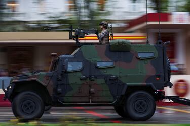 Vehículo militar durante el Desfile de las Fuerzas Armadas.