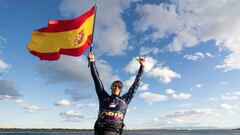 El kitesurfista Liam Whaley levanta la bandera espa&ntilde;ola con una mano en Barcar&egrave; (Francia) tras ganar una prueba de Big Air de la GKA Kite World Cup 2023, el domingo 2 de abril del 2023. 
