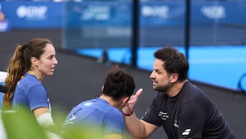 Gemma Triay habla con Ovide en el paso por el banquillo con Delfì Brea de espaldas.