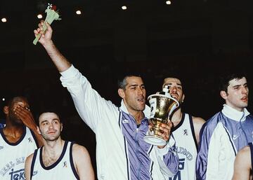 El ala-pívot de Rochester estuvo cinco temporadas en las que vivió de todo, desde la gloria de ganar la Octava junto a Sabonis hasta un feo final con una mala salida del club. Años después de su retirada regresó a España para quedarse. En el Madrid aterrizó en 1993 como uno de los grandes americanos de la ACB después de salirse en Málaga y en Vitoria. Iba a formar pareja interior con Sabas, la mejor de Europa, pero la adaptación no sería sencilla. Tenía un buen tiro de media distancia, sin embargo, le gustaba jugar por dentro y el gigante lituano ocupaba mucho espacio. Se molestaban. No fue fácil que ambos se acoplaran dentro y fuera de la pista, pero cuando las piezas encajaron… llegó la ansiada Euroliga en 1995 que el baloncesto blanco llevaba 15 años persiguiendo. Al año siguiente, ya sin Sabas, hizo pareja con Zoran Savic y el equipo volvió a la Final Four. En esa misma temporada, el 15 de febrero de 1996, anotó 63 puntos en la Euroliga en la pista del Virtus Bolonia con 24 de 28 en tiros de dos y 15 de 18 en tiros libres. Una marca inalcanzable hoy en día.