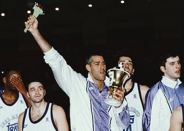 El ala-pívot de Rochester estuvo cinco temporadas en las que vivió de todo, desde la gloria de ganar la Octava junto a Sabonis hasta un feo final con una mala salida del club. Años después de su retirada regresó a España para quedarse. En el Madrid aterrizó en 1993 como uno de los grandes americanos de la ACB después de salirse en Málaga y en Vitoria. Iba a formar pareja interior con Sabas, la mejor de Europa, pero la adaptación no sería sencilla. Tenía un buen tiro de media distancia, sin embargo, le gustaba jugar por dentro y el gigante lituano ocupaba mucho espacio. Se molestaban. No fue fácil que ambos se acoplaran dentro y fuera de la pista, pero cuando las piezas encajaron… llegó la ansiada Euroliga en 1995 que el baloncesto blanco llevaba 15 años persiguiendo. Al año siguiente, ya sin Sabas, hizo pareja con Zoran Savic y el equipo volvió a la Final Four. En esa misma temporada, el 15 de febrero de 1996, anotó 63 puntos en la Euroliga en la pista del Virtus Bolonia con 24 de 28 en tiros de dos y 15 de 18 en tiros libres. Una marca inalcanzable hoy en día.