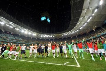 La selección de Suiza celebra la clasificación para los cuartos de final tras ganar a Francia en la tanda de penaltis.