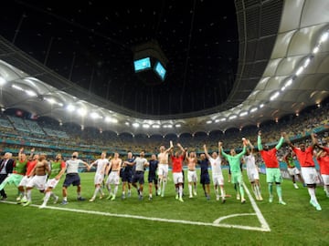 La selección de Suiza celebra la clasificación para los cuartos de final tras ganar a Francia en la tanda de penaltis.