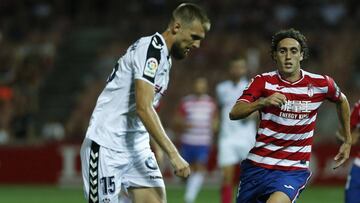Saveljich (Albacete Balompie) y Raul Baena (Granada CF) en un partido.