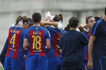 Las jugadoras del Barcelona hidratándose en uno de los descansos de la semifinal de la Copa de la Reina