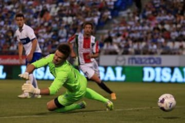 Valencia derrota a Costanzo para anotar el primer gol.