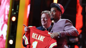 PITTSBURGH, PENNSYLVANIA - APRIL 23: Mansoor Delane (R) of LSU poses with NFL Commissioner Roger Goodell (L) after being selected sixth overall pick by the Kansas City Chiefs during Round One of the 2026 NFL Draft at Acrisure Stadium on April 23, 2026 in Pittsburgh, Pennsylvania. Emilee Chinn/Getty Images/AFP (Photo by Emilee Chinn / GETTY IMAGES NORTH AMERICA / Getty Images via AFP)