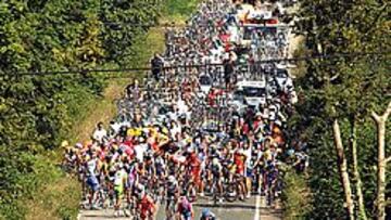 <B>MEDIO CENTENAR DE CICLISTAS IMPLICADOS.</B> Los españoles Odriozola (ibanesto.com) y Chaurreau (AG2R)se llevaron la peor parte.