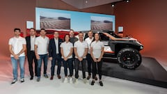 El equipo de Dacia para el Dakar 2025 con Loeb y Cristina Gutiérrez.