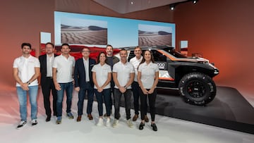 El equipo de Dacia para el Dakar 2025 con Loeb y Cristina Gutiérrez.