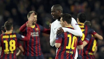 Tour&eacute; abraza a Messi tras un FC Barcelona-Manchester City. 